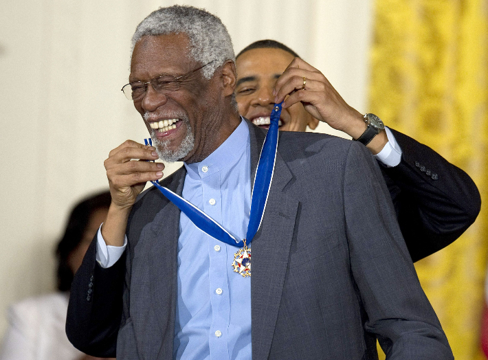 2011년 버락 오바마 당시 미국 대통령으로부터 자유 훈장을 수여받는 빌 러셀. 연합뉴스
