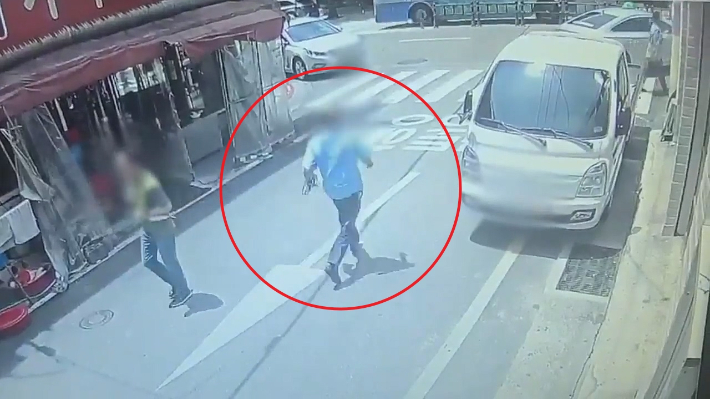 지난달 15일 부산 중구에서 환전상에게서 가로챈 엔화를 들고 달아나는 A씨(빨간 원). 부산경찰청 제공