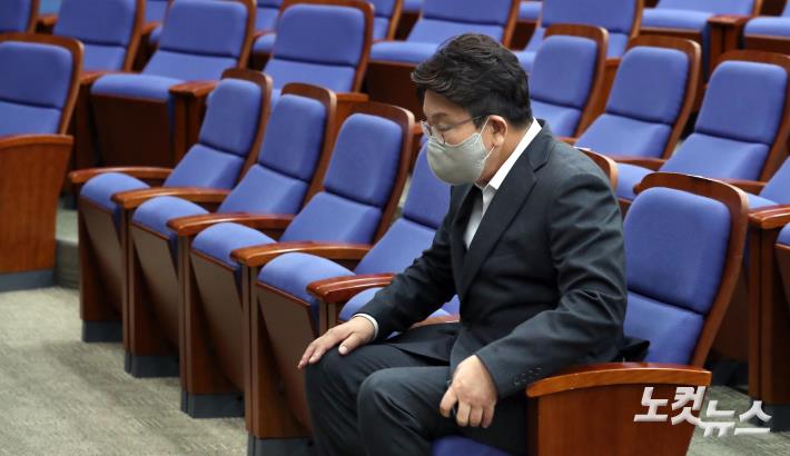 의원총회 참석한 권성동 원내대표