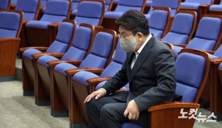 의원총회 참석한 권성동 원내대표