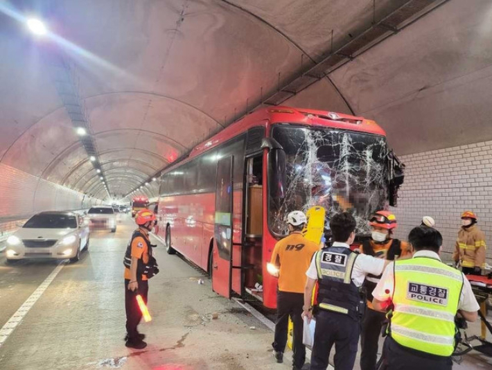 1일 오후 2시 7분쯤 춘천시 동산면 조양리 서울양양고속도로 양양방향 동산2터널에서 차량들이 잇따라 추돌하는 사고가 발생했다. 강원도소방본부 제공