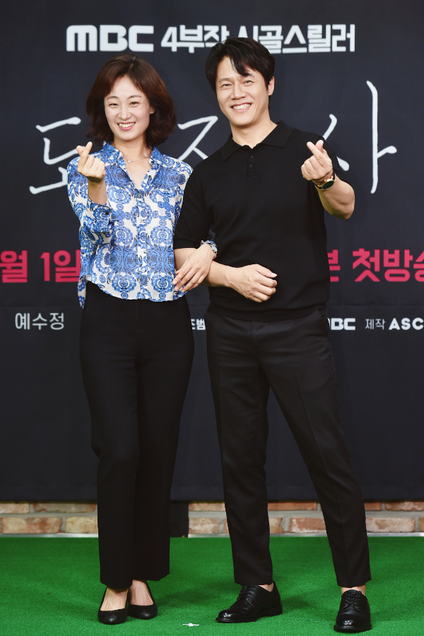 MBC 4부작 시골스릴러 '멧돼지사냥'의 배우 김수진과 박호산. MBC 제공