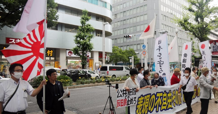 2021년 7월 6일 일본 아이치현 나고야시의 공공 전시장인 '시민 갤러리 사카에'에서 평화의 소녀상 등을 선보이는 '우리들의 표현의 부자유전·그 후'가 진행 중인 가운데 우익 단체가 전시장이 있는 건물 앞 인도에서 확성기를 놓고 반대 시위를 하고 있다. 연합뉴스