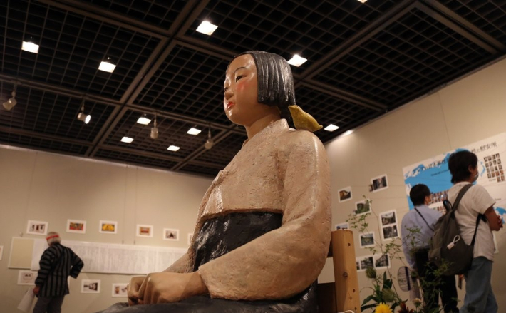 2021년 7월 6일 일본 아이치현 나고야시의 공공 전시장 '시민 갤러리 사카에'에서 개막한 '우리들의 표현의 부자유전·그 후'에 일본군 위안부 피해자를 상징하는 '평화의 소녀상'이 전시돼 있다. 연합뉴스