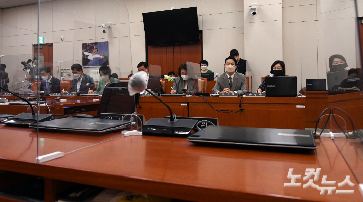 2일 오전 국회 여성가족위원회 전체회의가 여당 의원들이 불참한 가운데 진행되고 있다. 황진환 기자