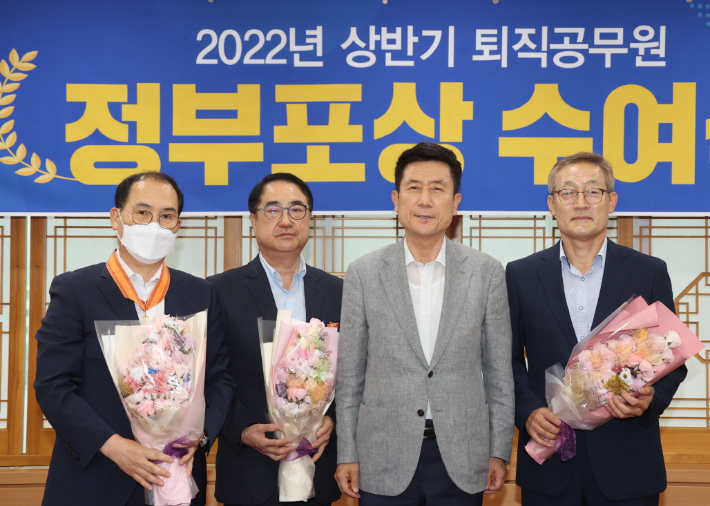 4급 이상 정부포상 전수식 왼쪽부터 김종식(홍조근정훈장), 김극한(녹조  근정훈장), 이강덕 포항시장, 도성현(녹조근정훈장). 포항시 제공