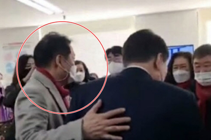 '건진법사' 전씨가 과거 윤석열 당시 국민의힘 대선후보를 관계자들에게 소개하는 모습. 유튜브 캡처