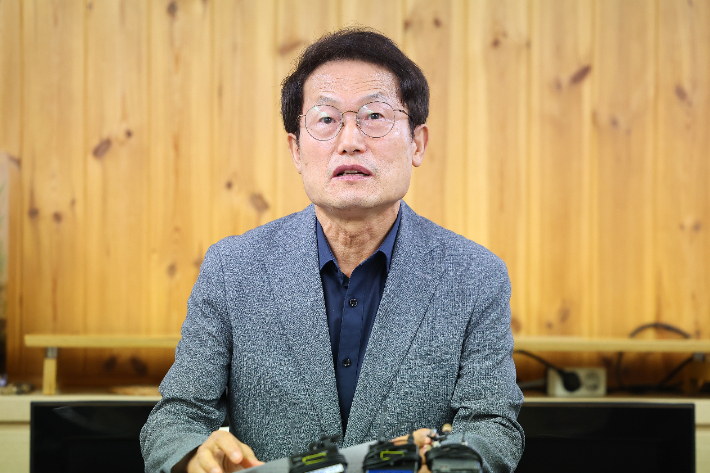  조희연 서울시 교육감이 2일 오후 서울시교육청에서 초등학교 입학 연령을 만 5세로 낮추는 학제 개편안과 관련해 입장을 발표하고 있다. 연합뉴스