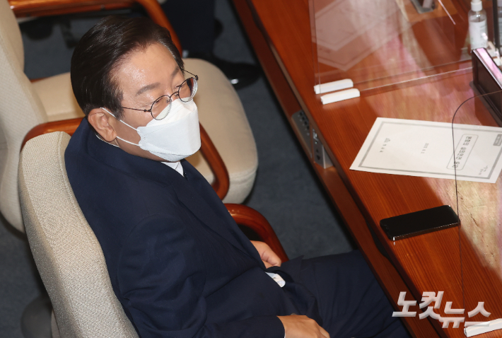 이재명 더불어민주당 의원이 2일 오후 서울 여의도 국회에서 열린 제398회 국회(임시회) 제8차 본회의에 자리해 있다. 황진환 기자