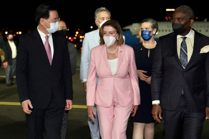 낸시 펠로시 미국 하원 의장이 2일(현지시간) 대만 타이베이 쑹산 공항에 도착했다. 연합뉴스