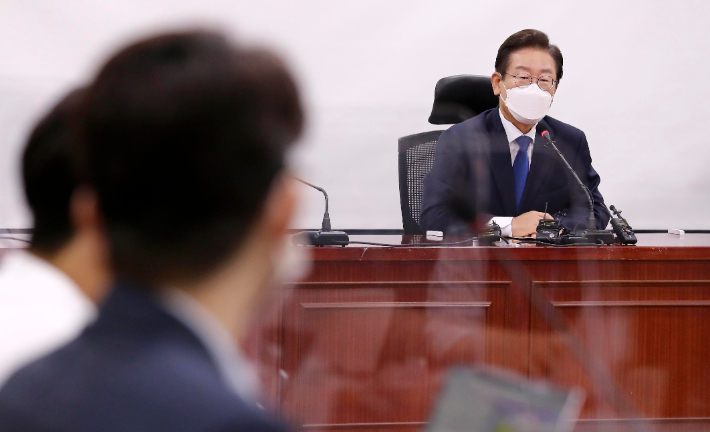 이재명 더불어민주당 당대표 후보가 3일 국회 의원회관에서 열린 기자간담회에서 취재진의 질문에 답하고 있다. 박종민 기자