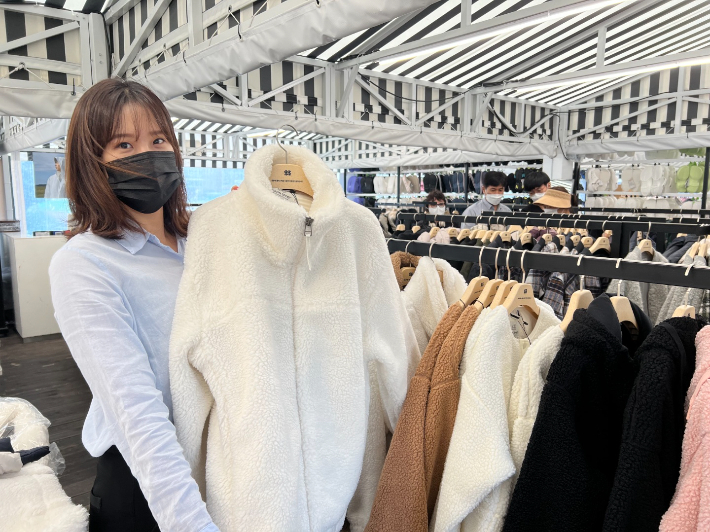 경기도 김포시에 위치한 현대프리미엄아울렛 김포점 역시즌 행사장에서 직원이 겨울 의류 제품을 소개하고 있다. 현대백화점 제공 
