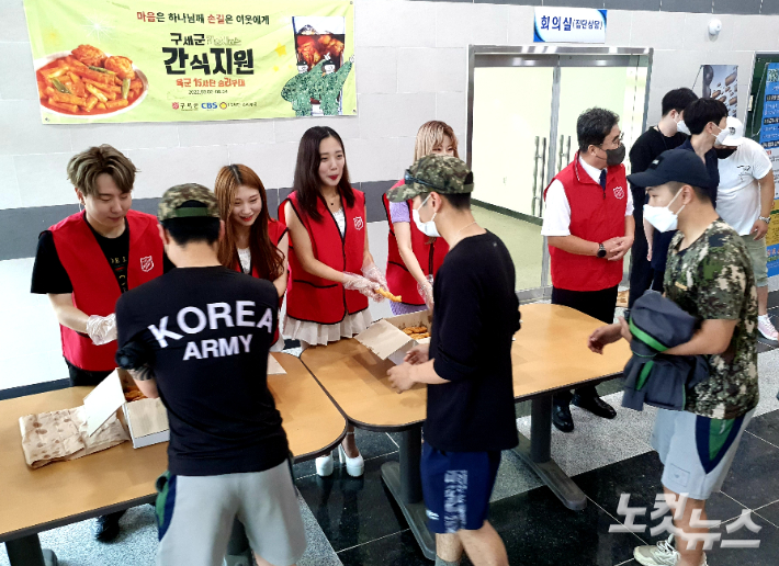 인기 만점 꽈배기. 문화공연을 마친 걸그룹 가수들이 장병들에게 꽈배기를 나눠주고 있다.