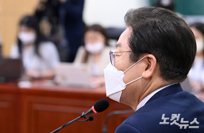 이재명 더불어민주당 의원이 지난 3일 오전 서울 여의도 국회 의원회관에서 열린 기자간담회에서 취재진의 질의에 답하고 있다. 박종민 기자