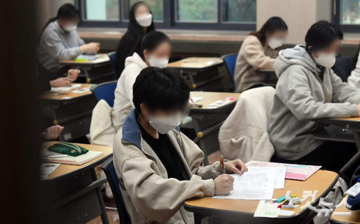 2022년도 대학수학능력시험이 치러진 18일 서울 중구 이화여자외국어고등학교 제15시험지구 제20시험장에서 수험생들이 시험전 막바지 점검을 하고 있다. 사진공동취재단