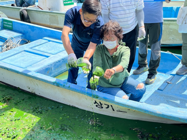 4일 낙동항 하류 지점인 경남 김해시 대동선착장에서 환경단체 관계자가 녹조가 심한 낙동강 물을 잔에 담은 이른바 '녹조 라떼'를 보여주고 있다. 정혜린 수습기자