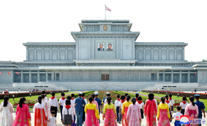 지난달 27일 정전협정 체결 69주년(전승절)을 맞은 북한 주민들. 연합뉴스