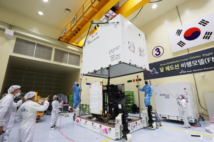 지난 달 4일 다누리가 한국항공우주연구원 위성조립실에서 발사장 이송을 위해 컨테이너에 실리고 있다. 과기정통부 제공