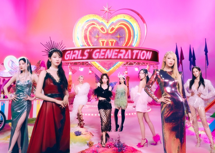 소녀시대는 데뷔 15주년인 5일 저녁 6시 정규 6집 '포에버 원' 전 곡 음원을 공개한다. SM엔터테인먼트 제공