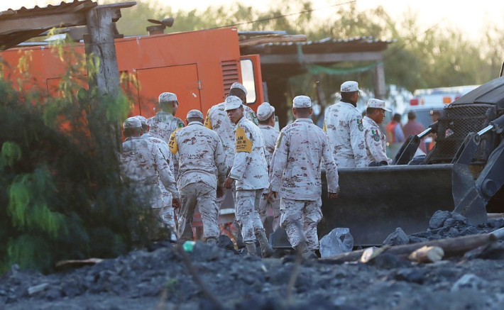 멕시코 북부 코아우일라주 사비나스에서 광산 붕괴로 광부 10명이 매몰돼 4일(현지시간) 멕시코 군인들이 구조작업을 벌이고 있다. 연합뉴스