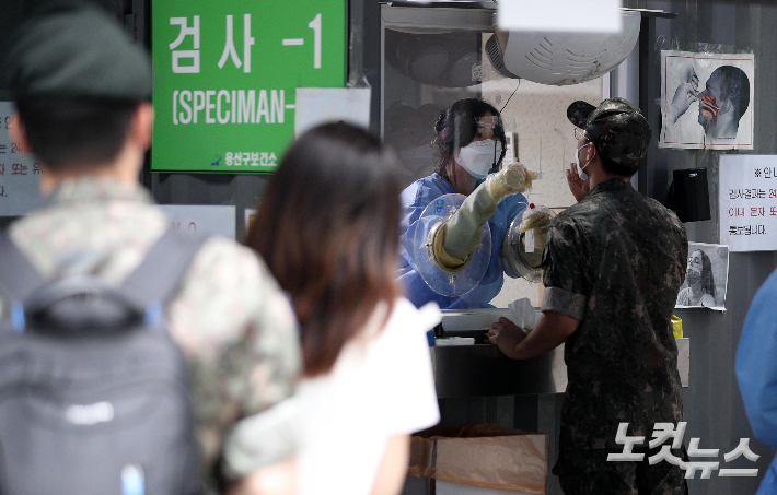 선별진료소에서 의료진이 시민들의 검체를 채취하고 있다. 박종민 기자