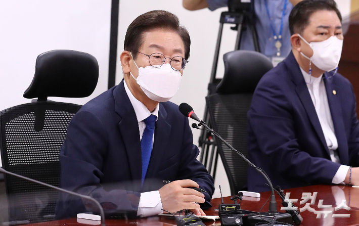 이재명 더불어민주당 당대표 후보가 지난 3일 국회 의원회관에서 열린 기자간담회에서 취재진의 질문을 듣고 있다. 박종민 기자
