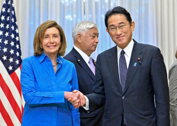5일 일본을 방문한 낸시 펠로시 미국 하원의장이 도쿄의 총리 관저에서 조찬 회동에 앞서 기시다 후미오 총리와 악수하고 있다. 연합뉴스
