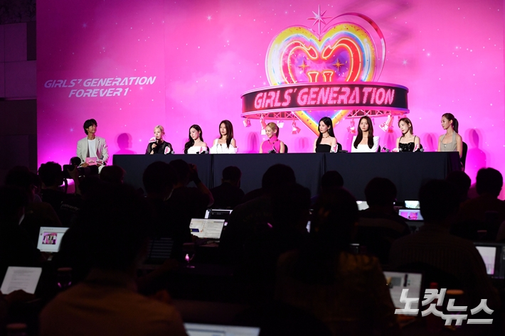 소녀시대 기자회견에 모인 수많은 취재진. 무대 맨 왼쪽은 MC를 맡은 샤이니 민호. 류영주 기자