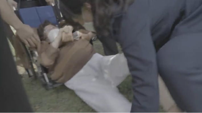 이용수 할머니가 4일 국회 사랑재 인근에서 경호원들에 의해 휠체어에서 끌어내려지는 모습. 일본군 위안부 문제 ICJ 회부 추진위원회 제공