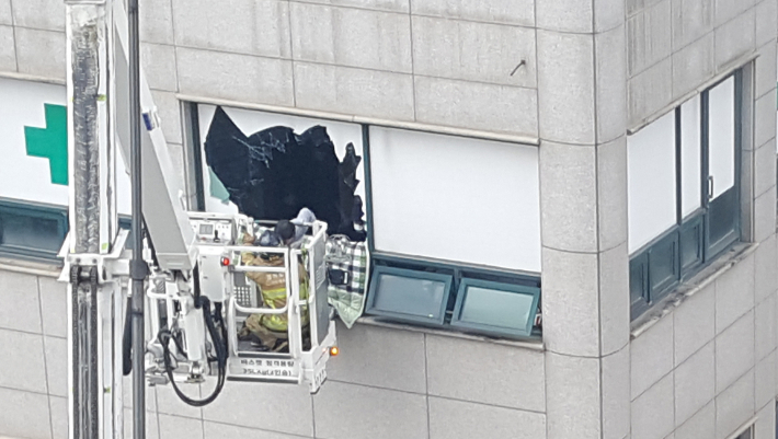   5일 경기도 이천시 관고동 병원 건물에서 화재가 발생, 소방대원들이 구조 작업을 하고 있다. 연합뉴스