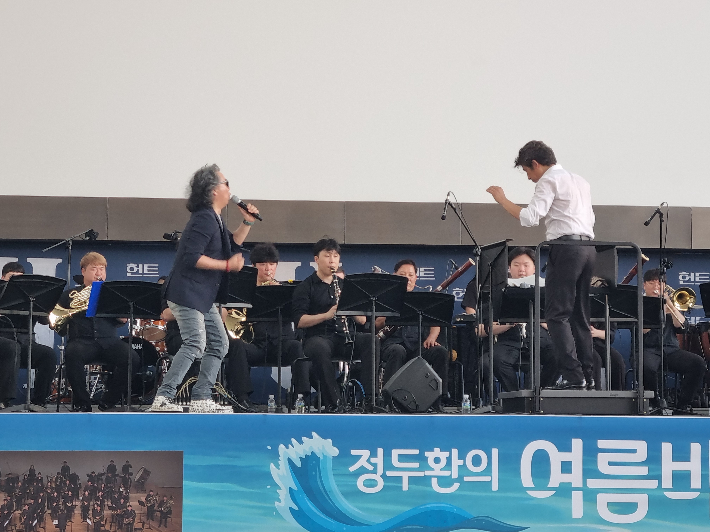 부산CBS 영화음악 콘서트 <정두환의 여름바다 이야기>가 6일 오후 5시부터 '영화의 전당'에서 성황리에 개최됐다.김혜민 수습기자