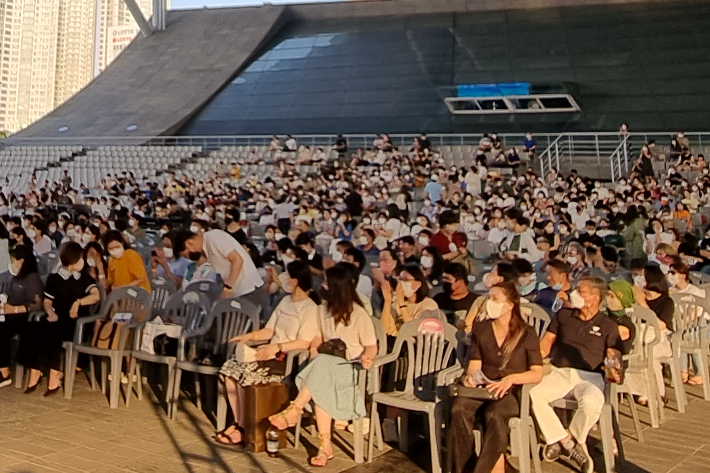 부산CBS 영화음악 콘서트 <정두환의 여름바다 이야기>가 6일 오후 5시부터 '영화의 전당'에서 성황리에 개최됐다.사진은 관객 모습.김혜민 수습기자