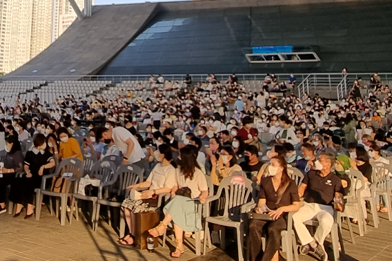 부산CBS 영화음악 콘서트 <정두환의 여름바다 이야기>가 6일 오후 5시부터 '영화의 전당'에서 성황리에 개최됐다.사진은 관객 모습.김혜민 수습기자