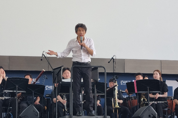 부산CBS 영화음악 콘서트 <정두환의 여름바다 이야기>가 6일 오후 5시부터 '영화의 전당'에서 성황리에 개최됐다.사진은 정두환 지휘자.김혜민 수습기자