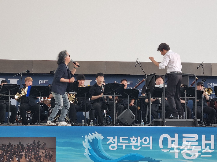부산CBS 영화음악 콘서트 '정두환의 여름바다 이야기'가 6일 오후 5시부터 '영화의 전당'에서 성황리에 개최됐다. 김혜민 수습기자