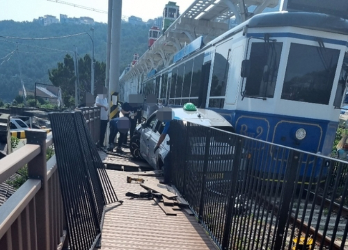 지난 6일 오후 2시쯤 부산 해운대구 중동 해변열차 청사포 정거장 앞 사거리 건널목을 지나던 해변열차와 택시가 충돌했다. 부산 경찰청 제공