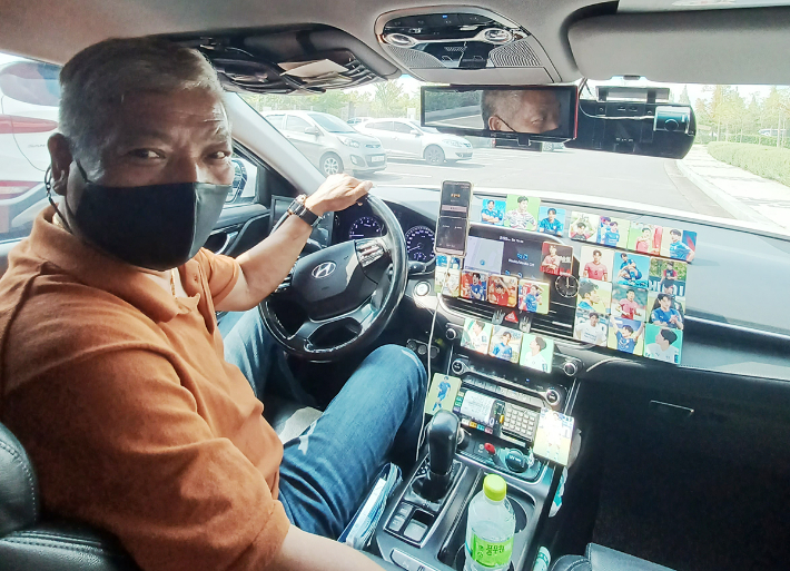 아들 정승원 선수 사진이 가득한 택시에서 미소를 보이는 정진규씨. 노컷뉴스