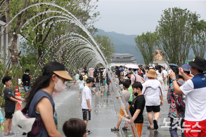7일 1년 9개월 만에 재개장한 서울 광화문광장을 찾은 시민들이 즐거운 시간을 보내고 있다. 박종민 기자
