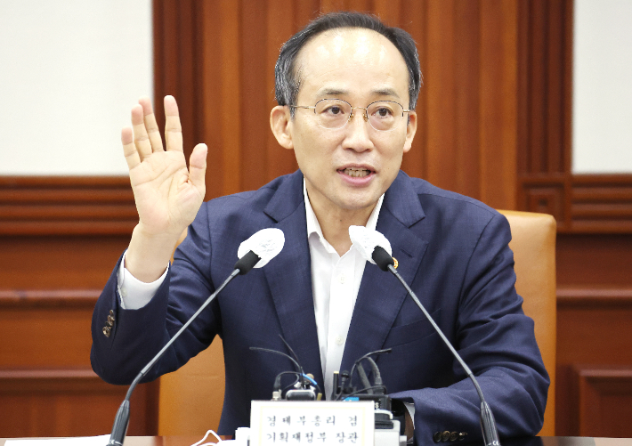 추경호 경제부총리 겸 기획재정부 장관이 8일 정부서울청사에서 열린 비상경제장관회의를 주재하고 있다. 연합뉴스