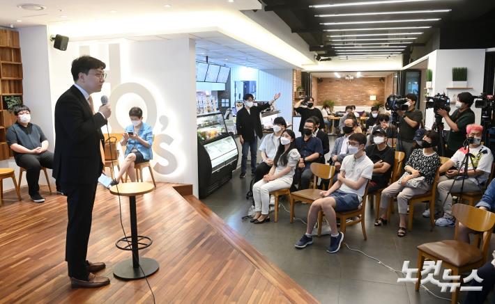 신인규 전 국민의힘 상근부대변인이 8일 서울 여의도의 한 카페에서 이준석 국민의힘 대표를 지지하는 당원 등이 모인 