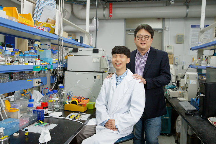 산진 왼쪽부터 강윤석 연구원(좌측)과 류정기 교수(우측)