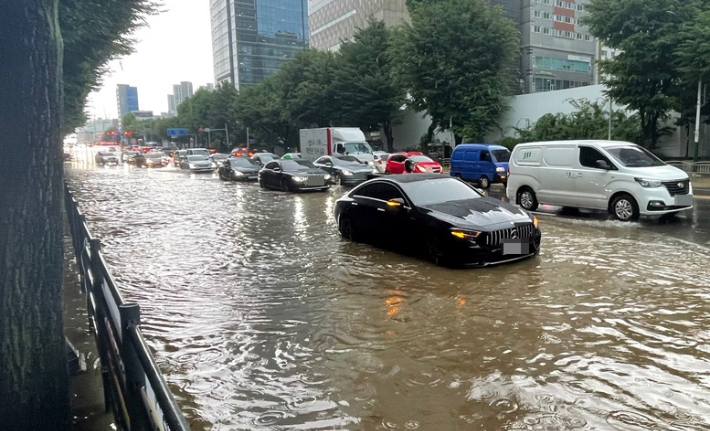 인천 내륙지역에 호우경보가 발효된 8일 오후 인천시 남동구 구월동 한 시내 도로가 빗물에 잠겨 있다. 연합뉴스 