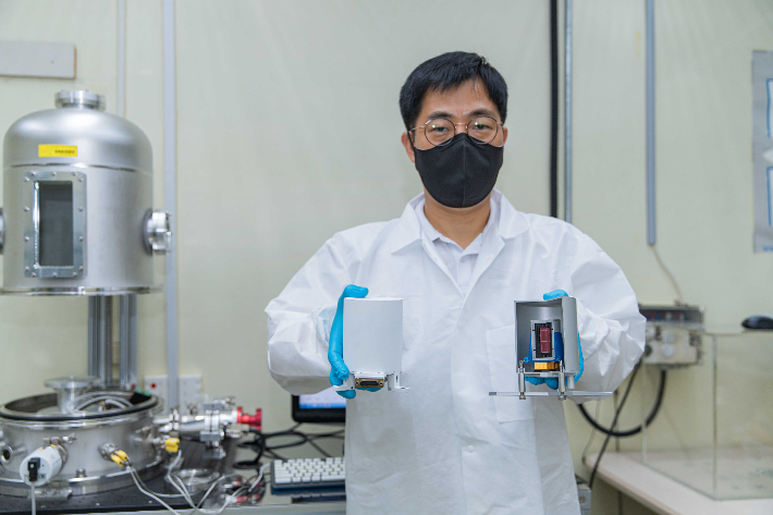 한국원자력연구원에서 개발한 동위원소전지 시제품(왼쪽)과 동위원소전지 모형(오른쪽). 한국원자력연구원 제공