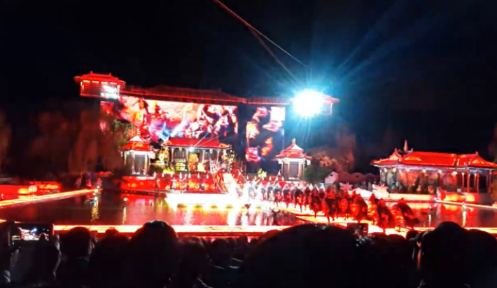 중국 서안 화청지 수상무대에서 펼쳐지고 있는 중국식 오폐라 뮤지컬 '장한가' 공연 모습. 인터넷 동영상 캡처