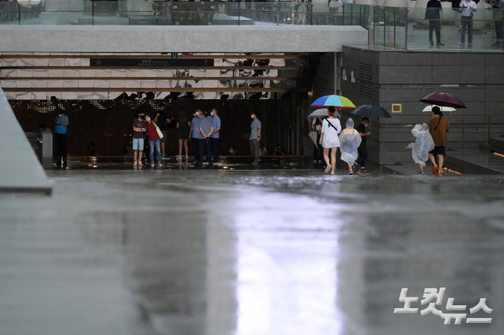 서울 등 수도권 대부분에 호우경보가 발령 중인 가운데 8일 서울 광화문광장에서 우산을 쓴 시민들이 발걸음을 옮기고 있다. 박종민 기자