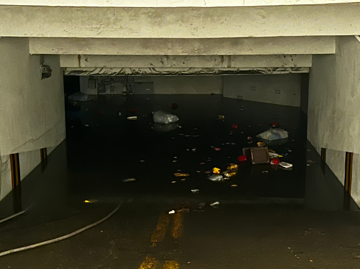 8일 내린 폭우로 경기 부천시 한 병원건물 지하 1~2층이 침수됐다. 이 여파로 전력이 끊기면서 환자와 의료진 340여명이 불편을 겪었다. 경기도소방재난본부