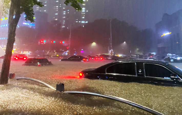 서울에 집중호우가 내린 8일 밤 서울 대치역 인근 도로가 침수. 차량이 물에 잠겨 있다. 연합뉴스