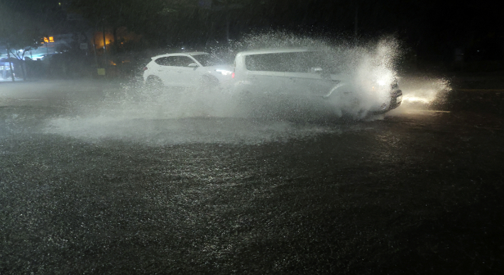 폭우가 내린 8일 밤 서울 강북의 한 도로가 물에 잠겨 있다. 연합뉴스