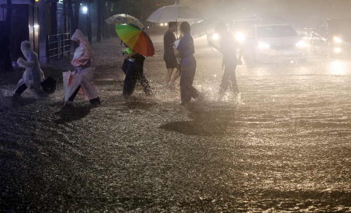 폭우가 내린 8일 밤 서울 강북의 한 횡단보도가 물에 잠겨 있다. 연합뉴스