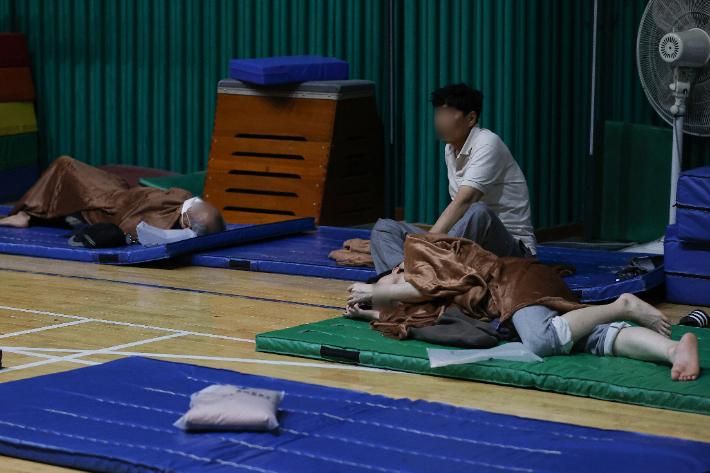 9일 폭우로 침수 피해를 입은 주민들이 서울 동작구 문창초등학교에 마련된 임시주거시설에서 휴식하고 있다. 연합뉴스